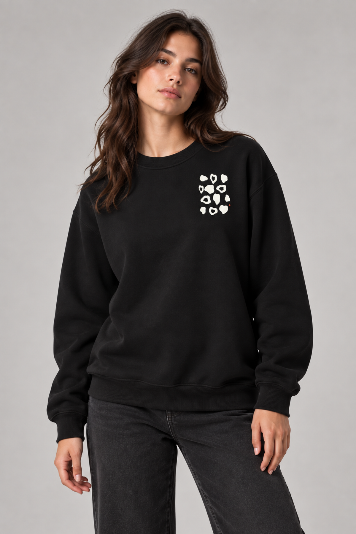 Çakıltaşı Premium Siyah Sweatshirt model üzerinde ön görünüm